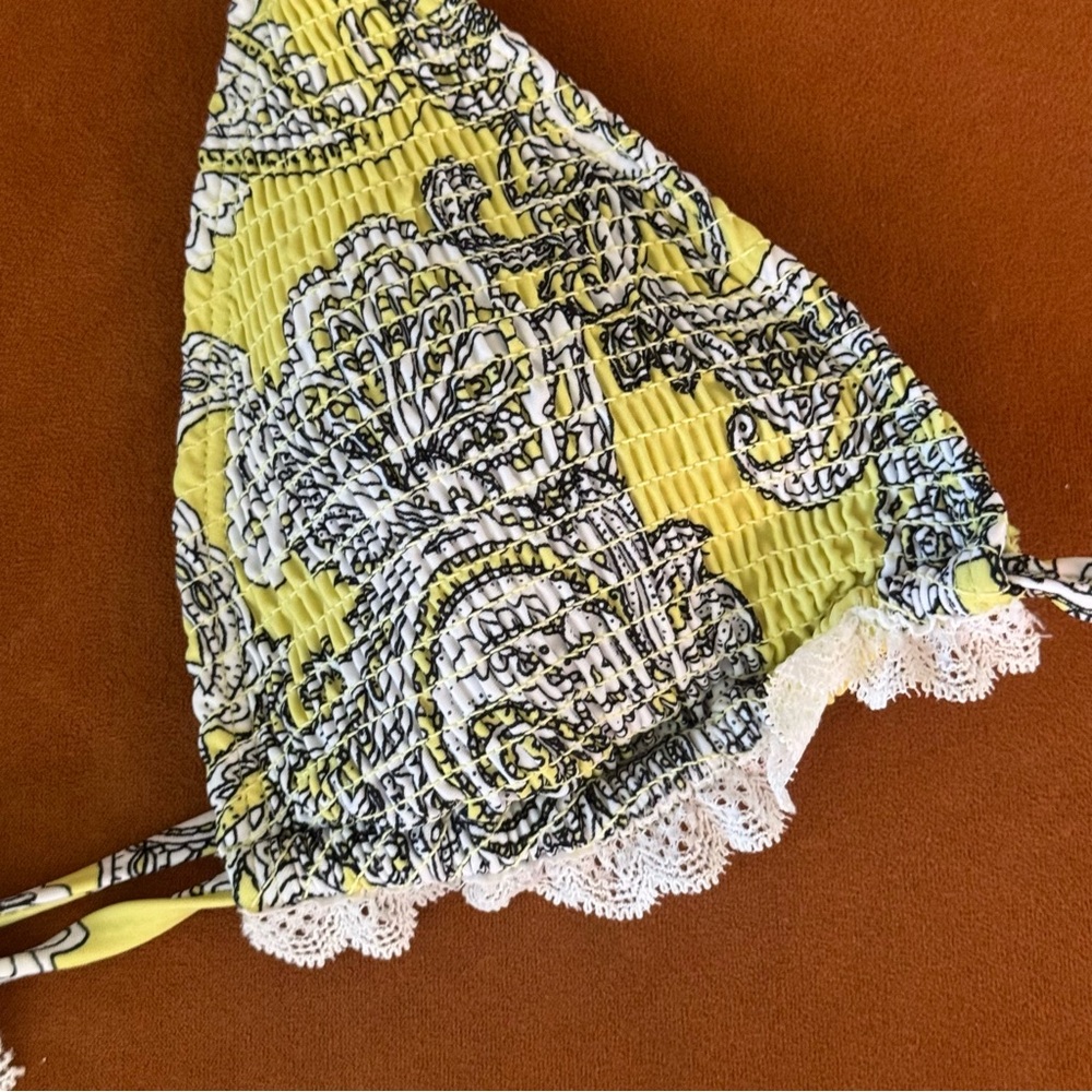 F21 Paisley Triangle Bikini Top with Lace Trim + Smocked Detail | S | NWOT - Picture 4 of 6